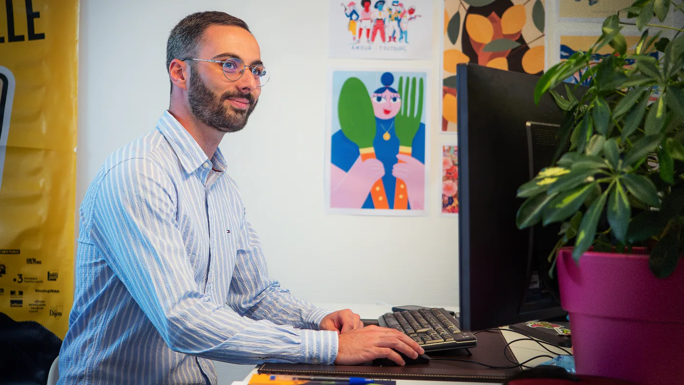 Un consultant de l'agence au travail sur son ordinateur, dans les bureaux de Zetruc.