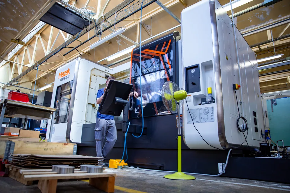 Les centres d'usinage numériques de l'atelier Degoisey, un opérateur aux commandes.
