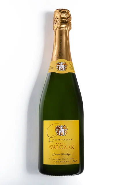 Une bouteille de Champagne Walczak en packshot sur fond blanc.