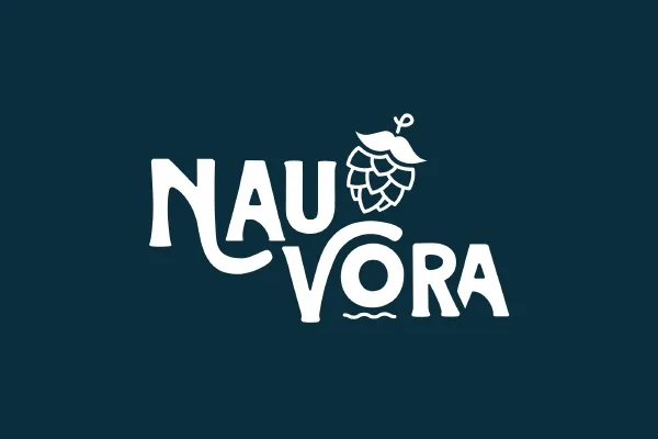 Le logo Nauvora, lettrage manuscrit blanc et houblon, sur fond vert sombre.