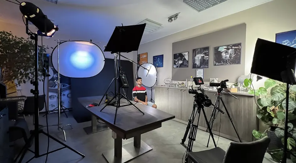 Le plateau vidéo de l'agence : fond, éclairages et caméras installés.