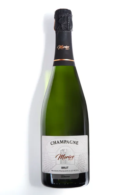 Une bouteille de Champagne Morize en packshot sur fond blanc.