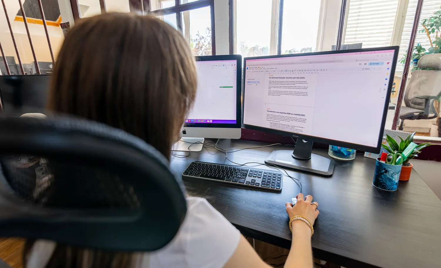 Poste de travail de l'agence Zetruc : analyse d'un contenu sur double écran.