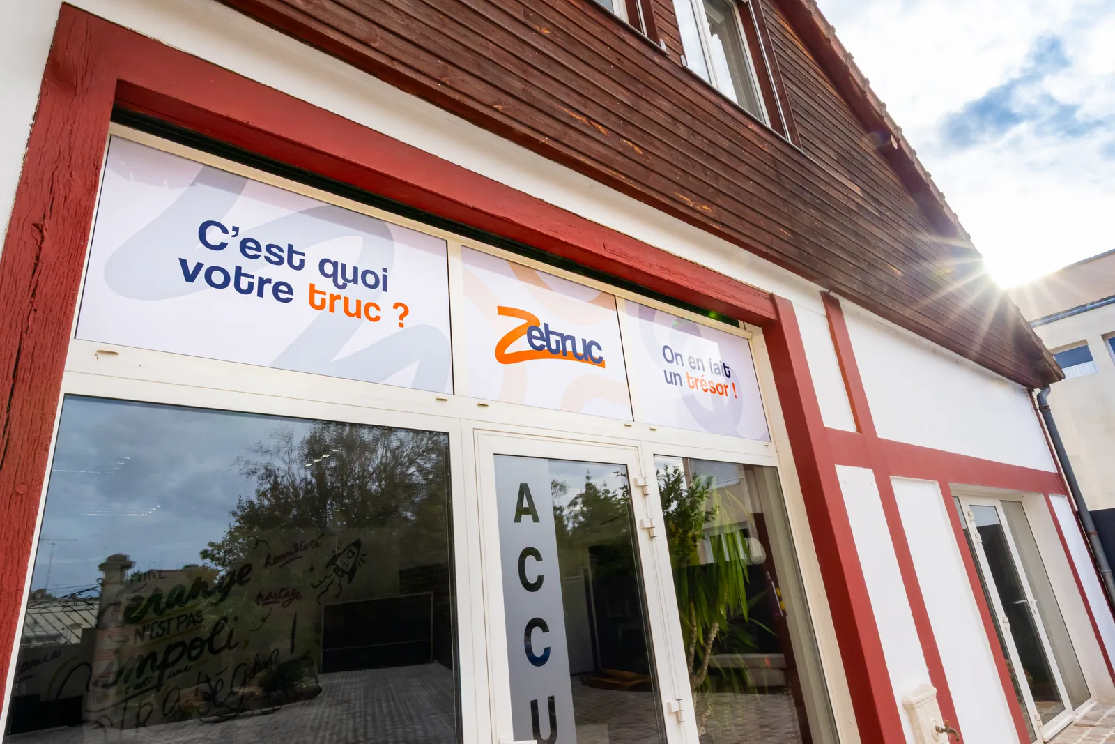 La vitrine de l'agence Zetruc à Troyes, avec « C'est quoi votre truc ? » affiché au-dessus de l'entrée