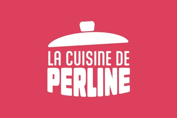 Le logo La Cuisine de Perline, surmonté d’un couvercle de cocotte, sur fond rose.