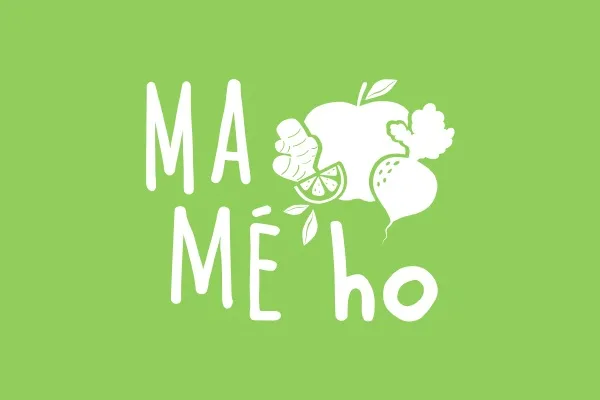 Le logo Mameho, lettrage blanc melé de fruits et de légumes, sur fond vert.