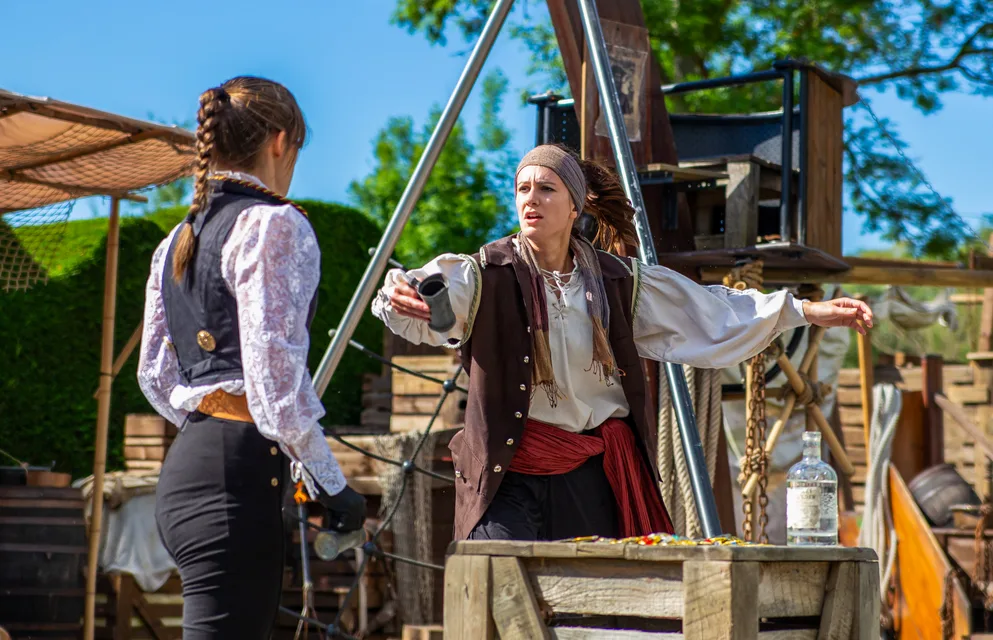 Deux comédiennes en costume jouent une scène du spectacle de pirates de Grinyland.