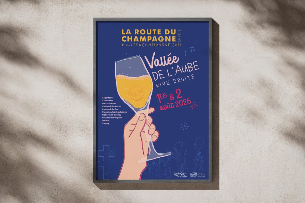 Affiche 2026 de la Route du Champagne en Fête : une main lève une flûte sur fond bleu nuit, Vallée de l'Aube rive droite, 1er et 2 août 2026.