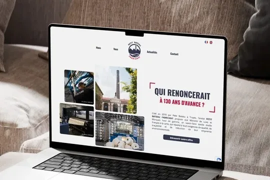 La page d’accueil du site Petit Bateau Fabricant sur un ordinateur portable, titrée « Qui renoncerait à 130 ans d’avance ? ».