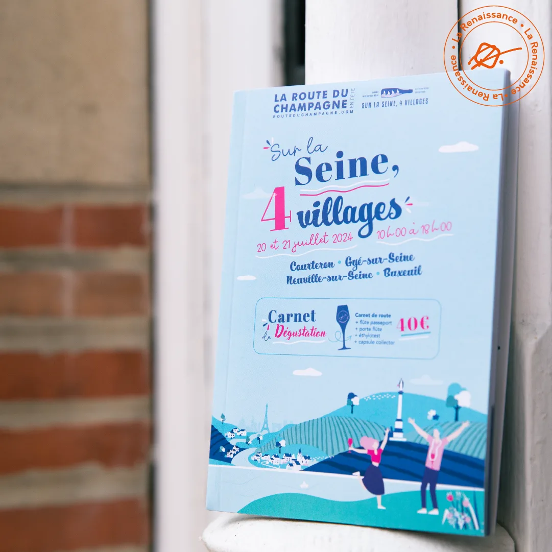Le carnet de dégustation de La Route du Champagne en Fête, « Sur la Seine, 4 villages », posé contre un mur de briques.