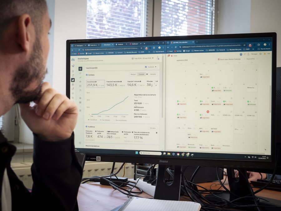 Un membre de l’équipe Zetruc analyse les statistiques d’une page Facebook et le calendrier éditorial d’un client, sur deux écrans.
