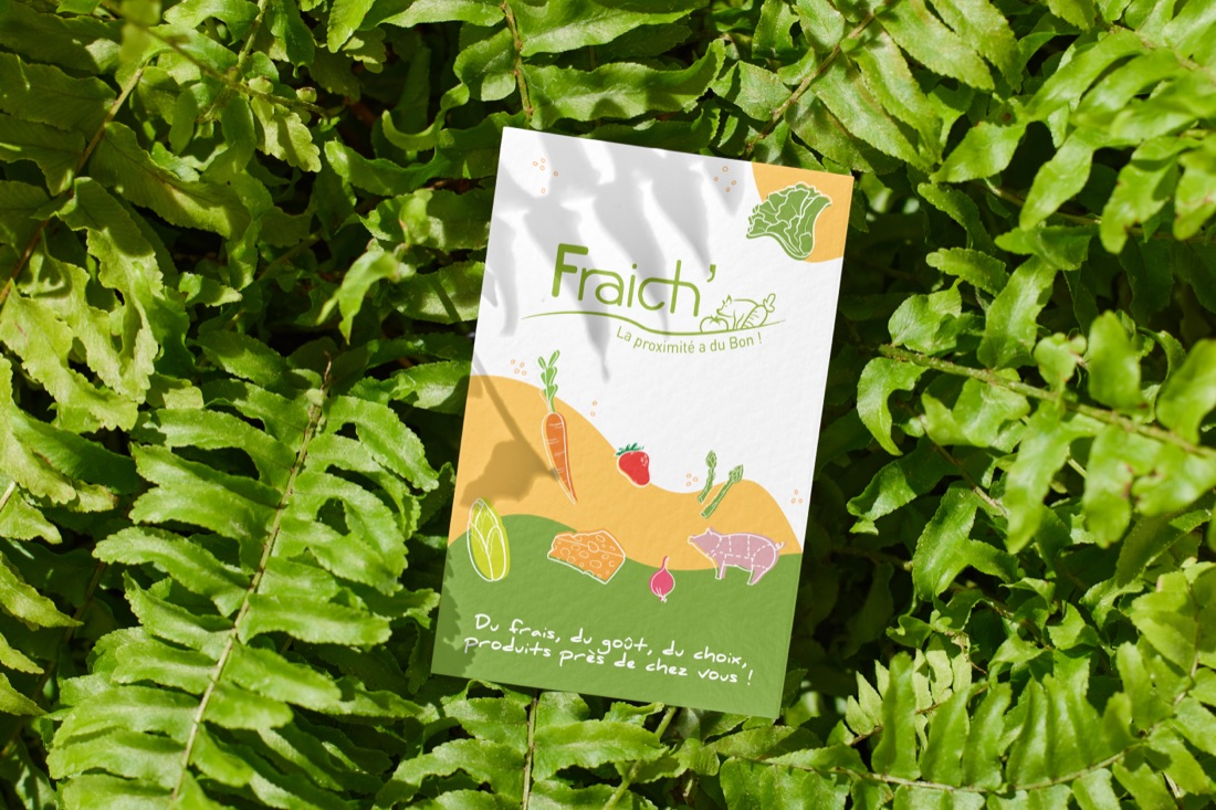 La carte de visite Fraich' posée sur des fougères : logo vert et paysage illustré de légumes.