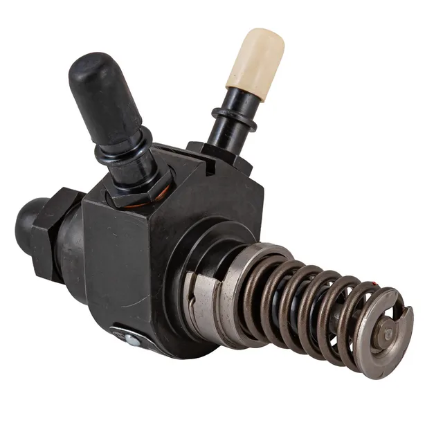 Une pompe d'injection de moteur diesel en packshot sur fond blanc.