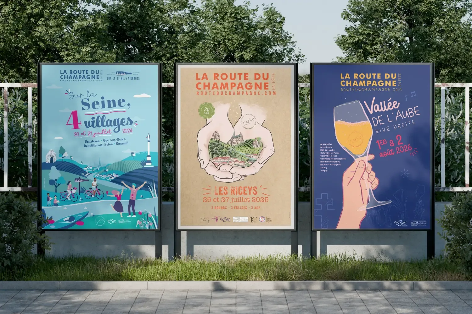 Trois affiches de La Route du Champagne en Fête exposées côte à côte sur des panneaux d’affichage.