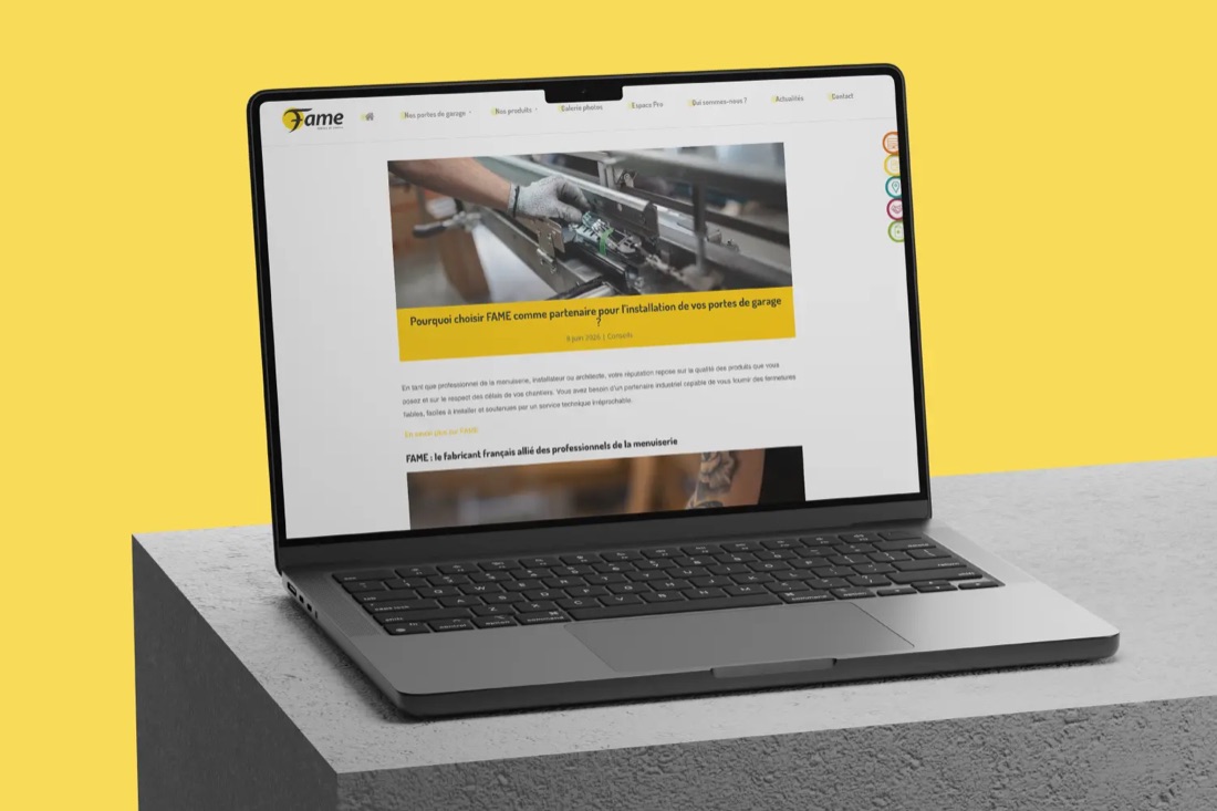 Un article du blog FAME affiché sur un ordinateur portable, sur fond jaune.