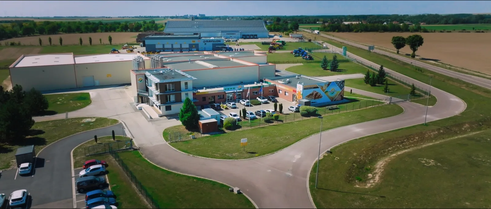 Les bâtiments de Millbaker photographiés par drone, avec leurs parkings, la route d'accès et la campagne alentour.