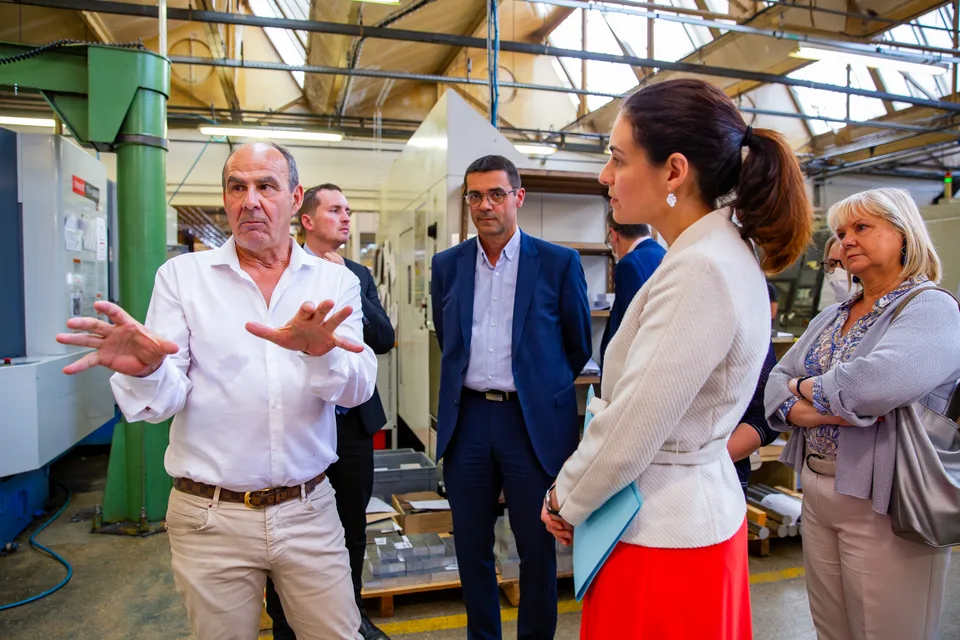 Le dirigeant de Degoisey présente l'atelier à des visiteurs.
