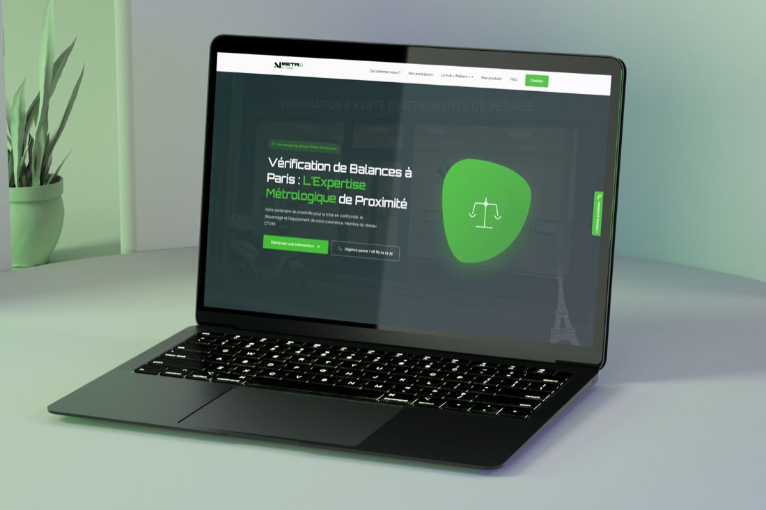 La page d'accueil du site Metrio sur un ordinateur portable, sur fond vert.