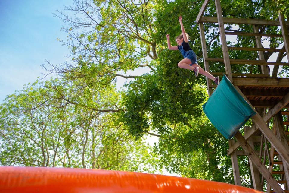 Un saut depuis la tour en bois vers le grand coussin gonflable du Jumpy, à Grinyland.