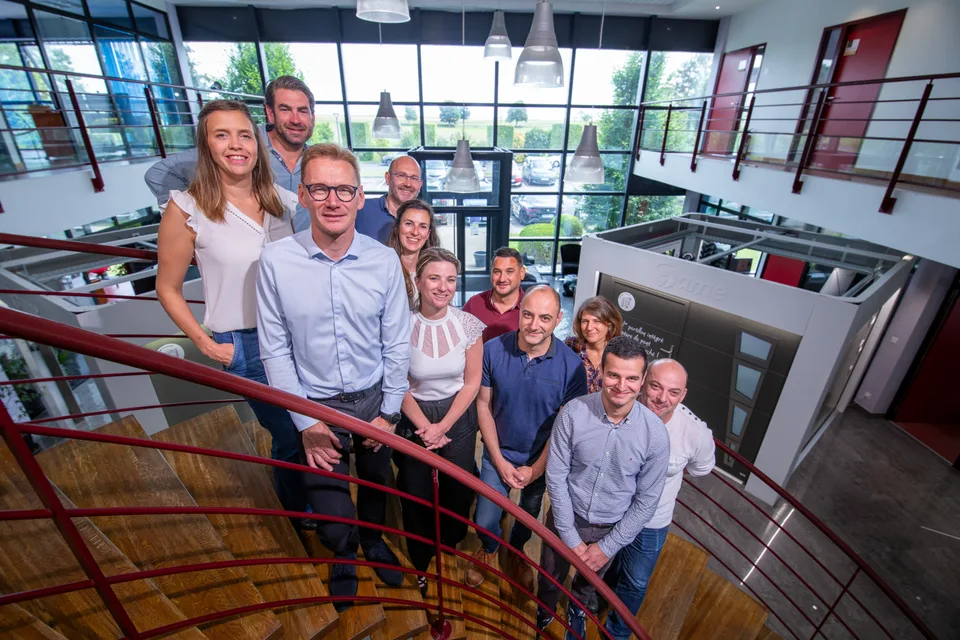 Photo d'équipe de Fame, tous réunis dans l'escalier en colimaçon des bureaux.