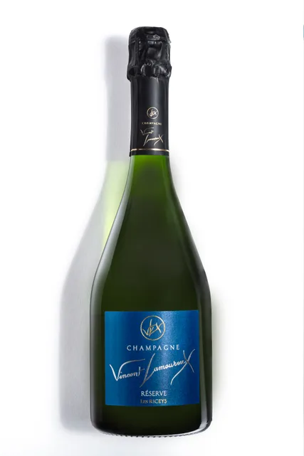 Une bouteille de Champagne Vincent Lamoureux en packshot sur fond blanc.