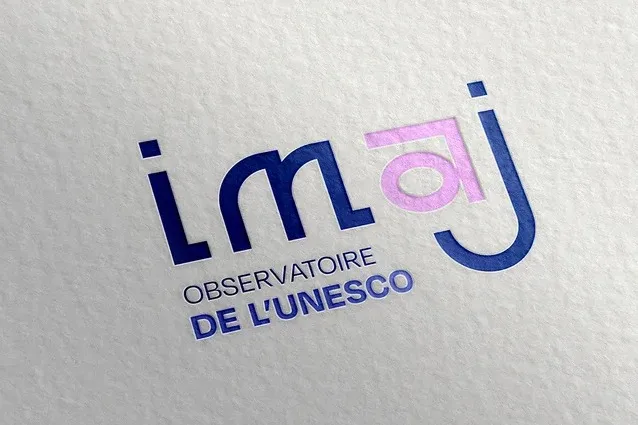 Le logo imaj, observatoire de l’UNESCO, imprimé en bleu et rose sur un papier à grain.